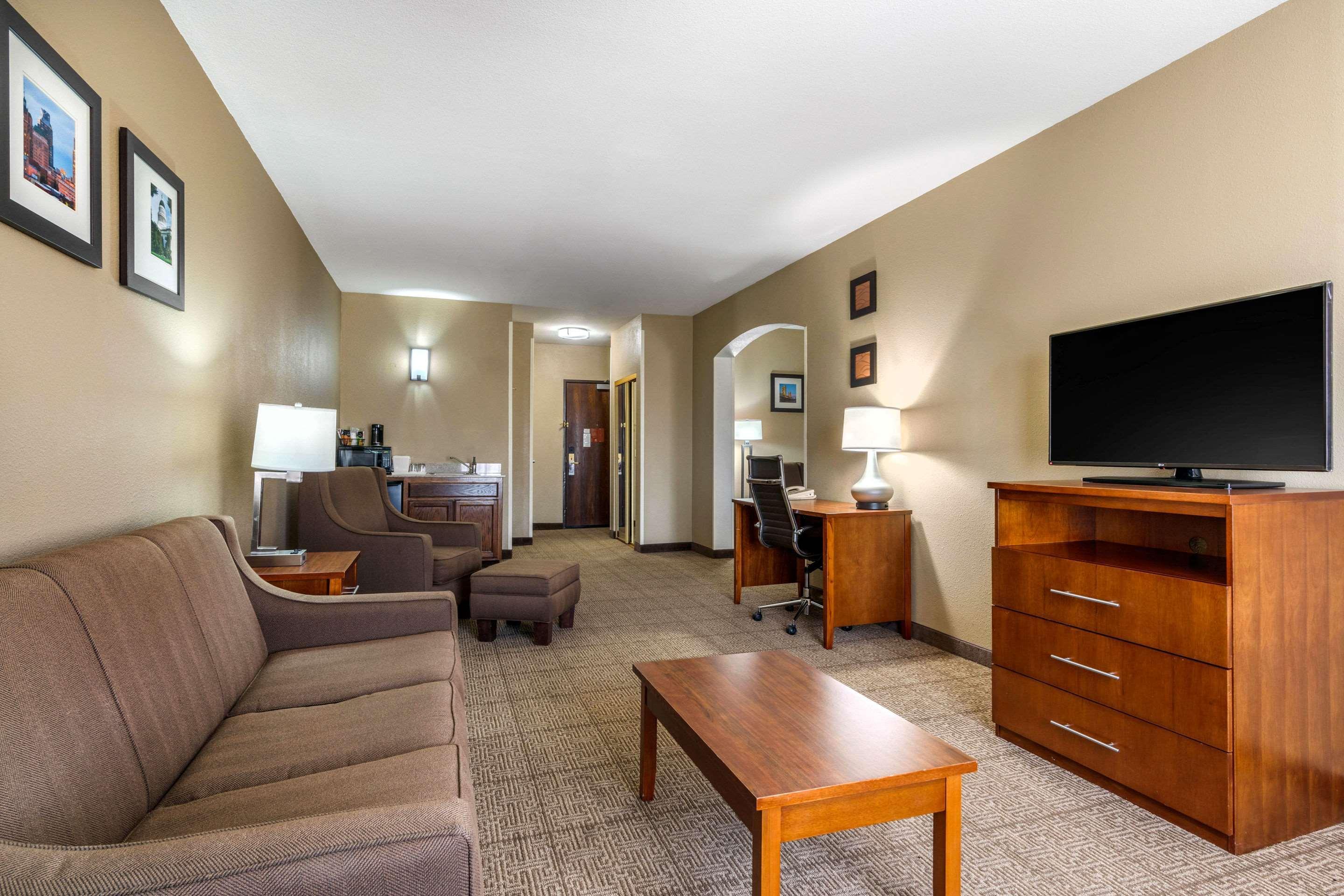 Comfort Inn & Suites Sacramento - University Area Exteriör bild