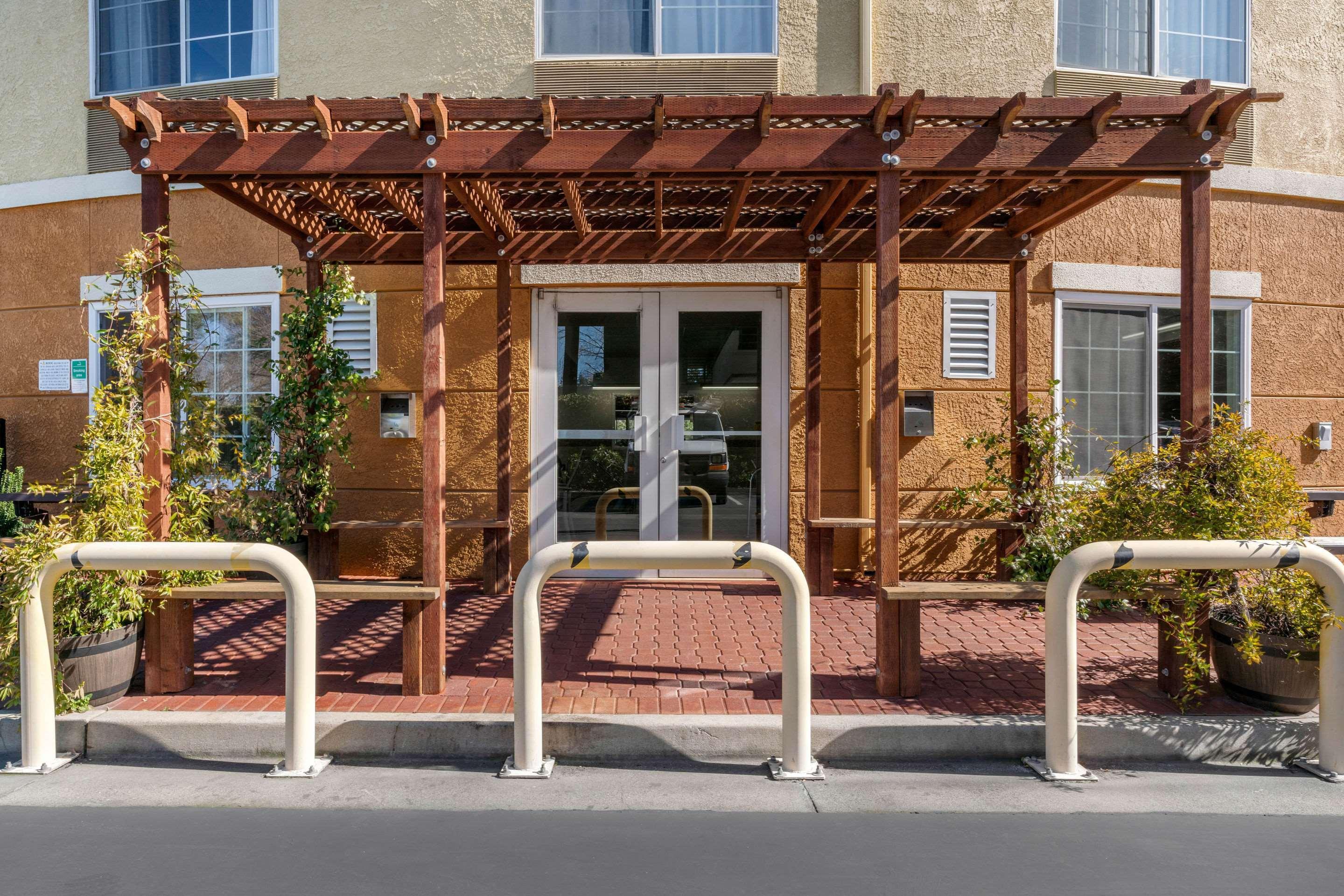Comfort Inn & Suites Sacramento - University Area Exteriör bild