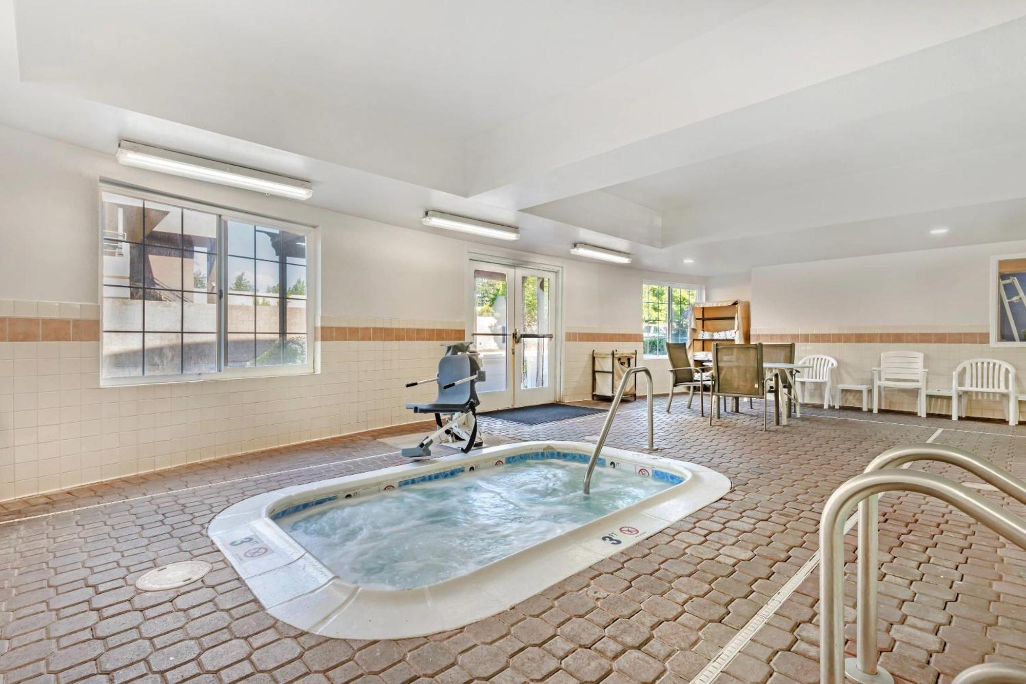 Comfort Inn & Suites Sacramento - University Area Exteriör bild